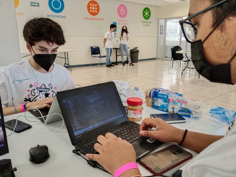 Now its time for the work, Sebas and Limones are starting to work in our app that we previously started (The one that we presented in our draft) while Pato and Me are starting to make the presentation 