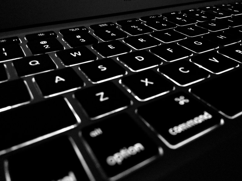 Próximamente crearemos una solución innovadora con gran visión al futuro. IMG: Pixabay / https://pixabay.com/photos/computer-keyboard-typing-1869236/ License: https://pixabay.com/service/license/