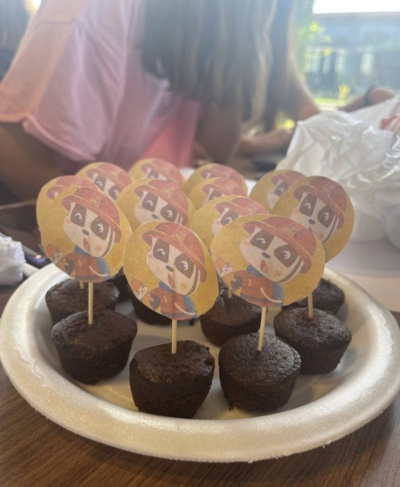 Our mascots with cakes!! 🥰