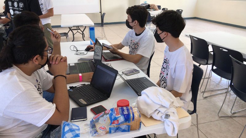 After reaching the work room we decided to mark territory and we settled in the table on the middle of the room